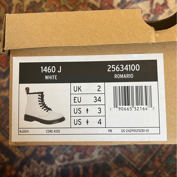 NEW tags removed white KIDS Dr. Martens (comparable to women’s 5 lighter weight) - Picture 6 of 6